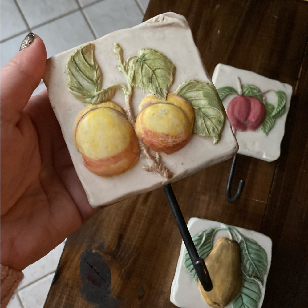 Set 3 Hen Feathers Resin Plaques/Wall Hooks. Pear, Peach, Apple. 3.5 x 3.5. - Picture 6 of 16